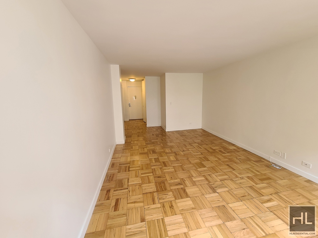 East 49 Street - Photo 1