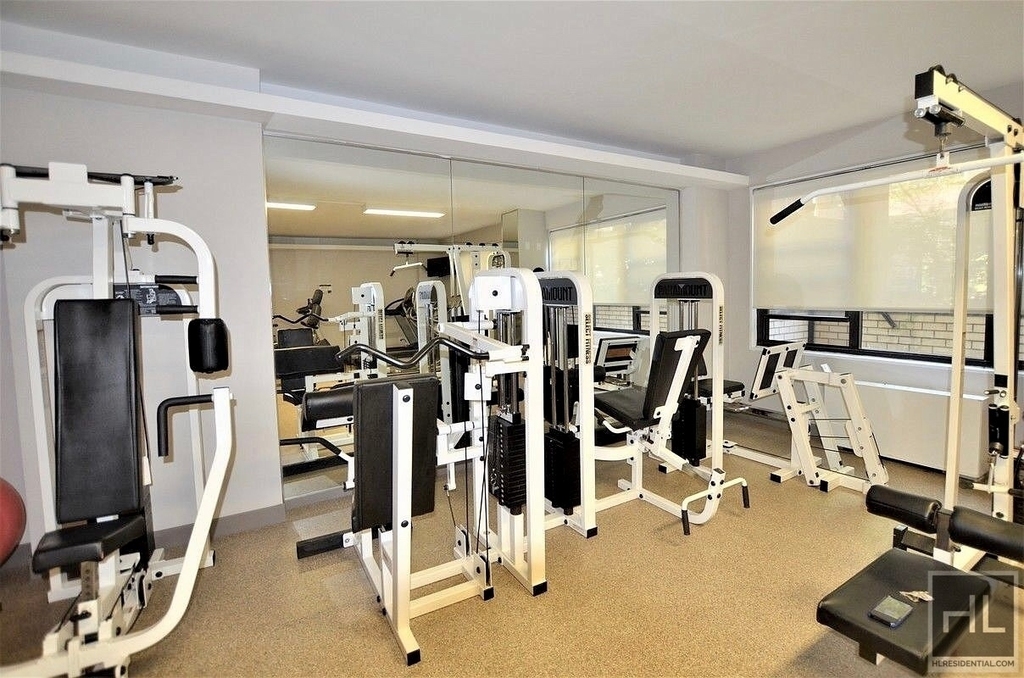 East 49 Street - Photo 8