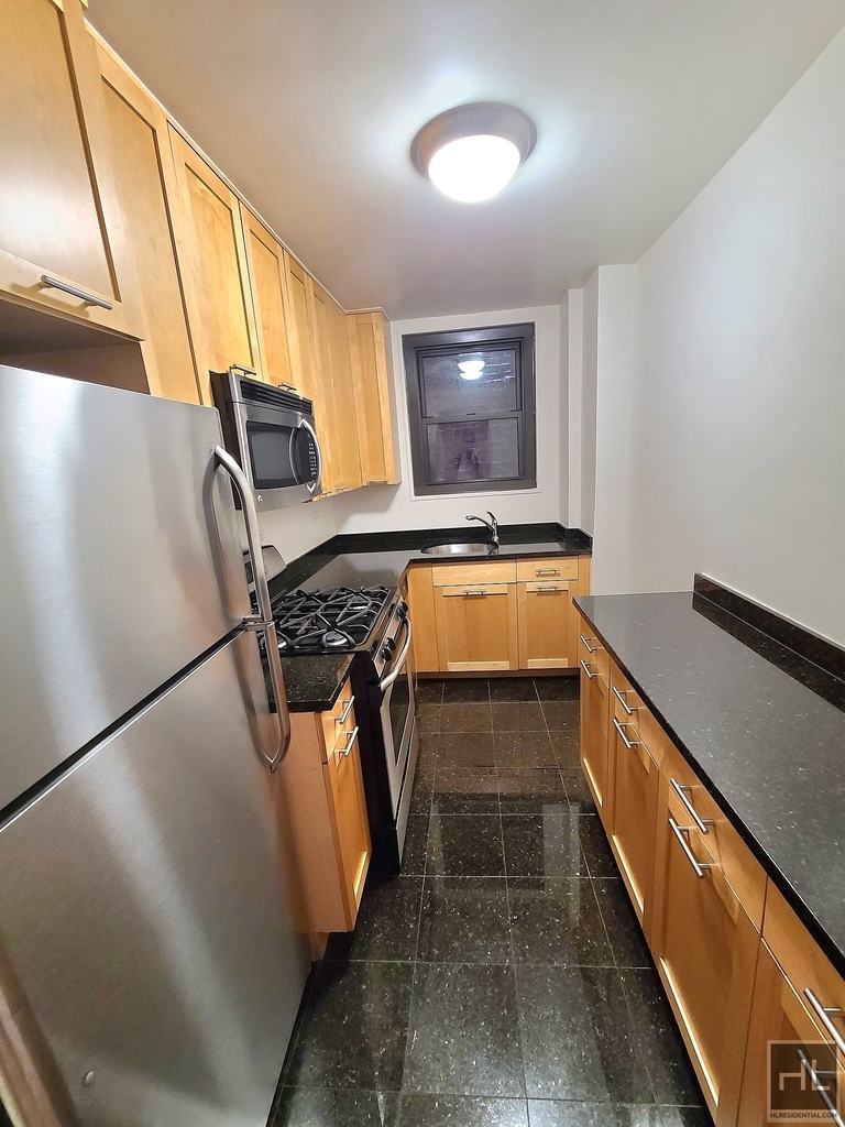 East 49 Street - Photo 5