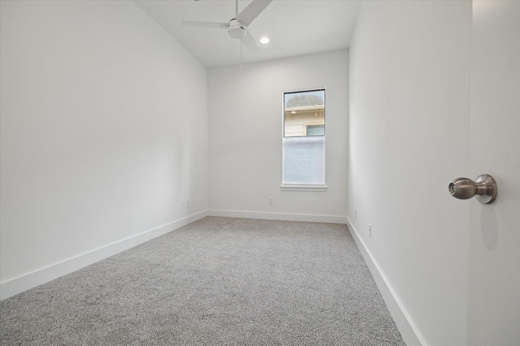 1105 W 21st Street - Photo 18