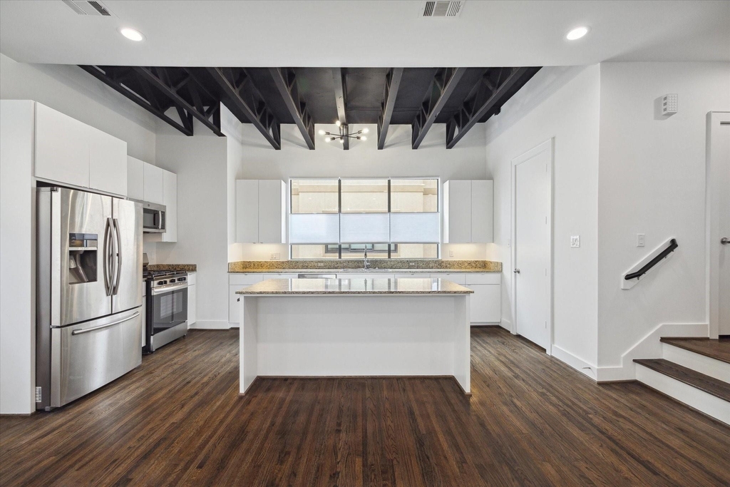 1105 W 21st Street - Photo 6