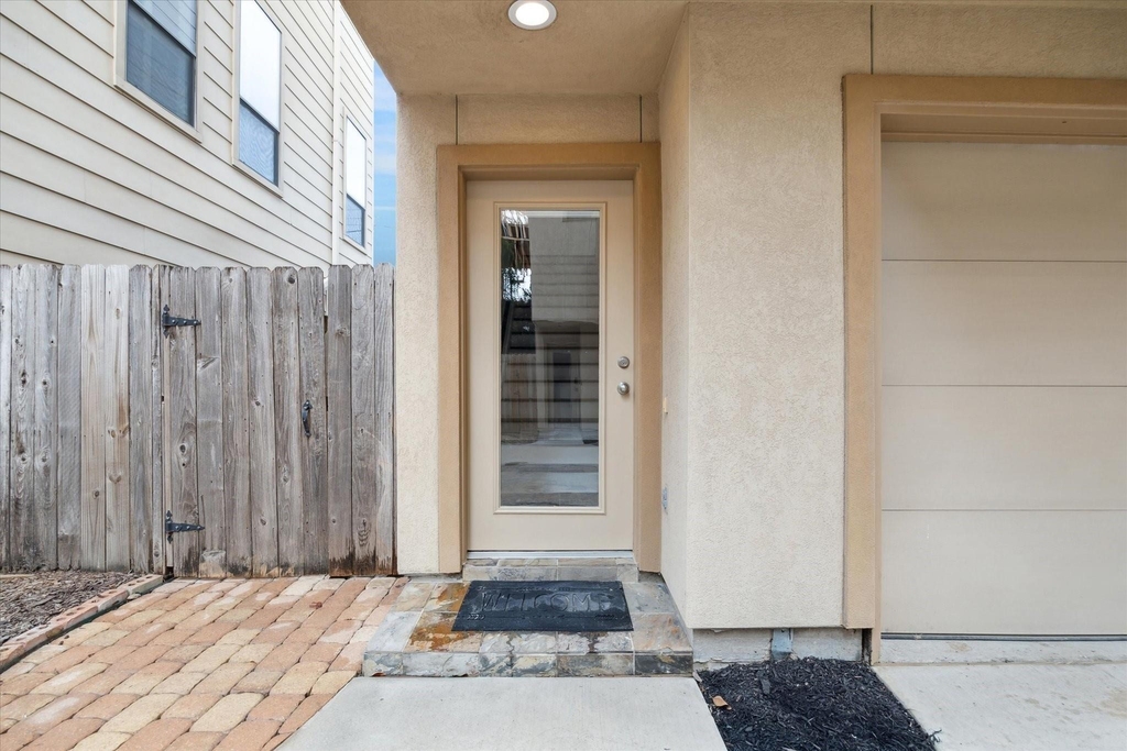 1105 W 21st Street - Photo 1