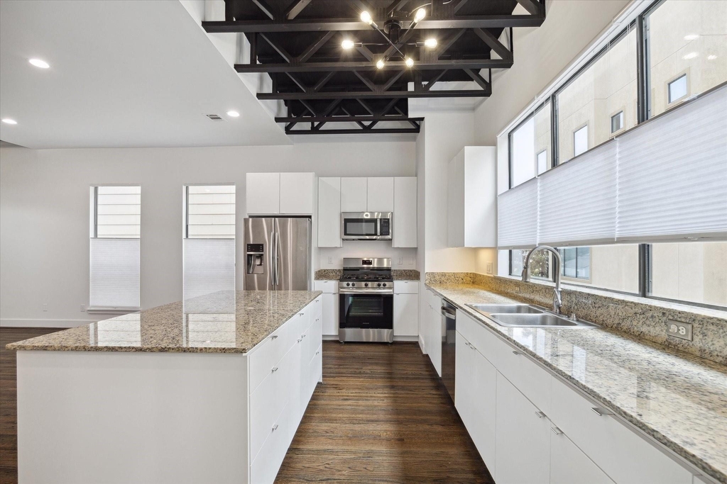 1105 W 21st Street - Photo 7