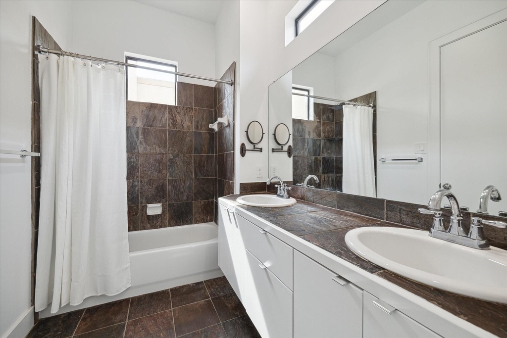 1105 W 21st Street - Photo 17