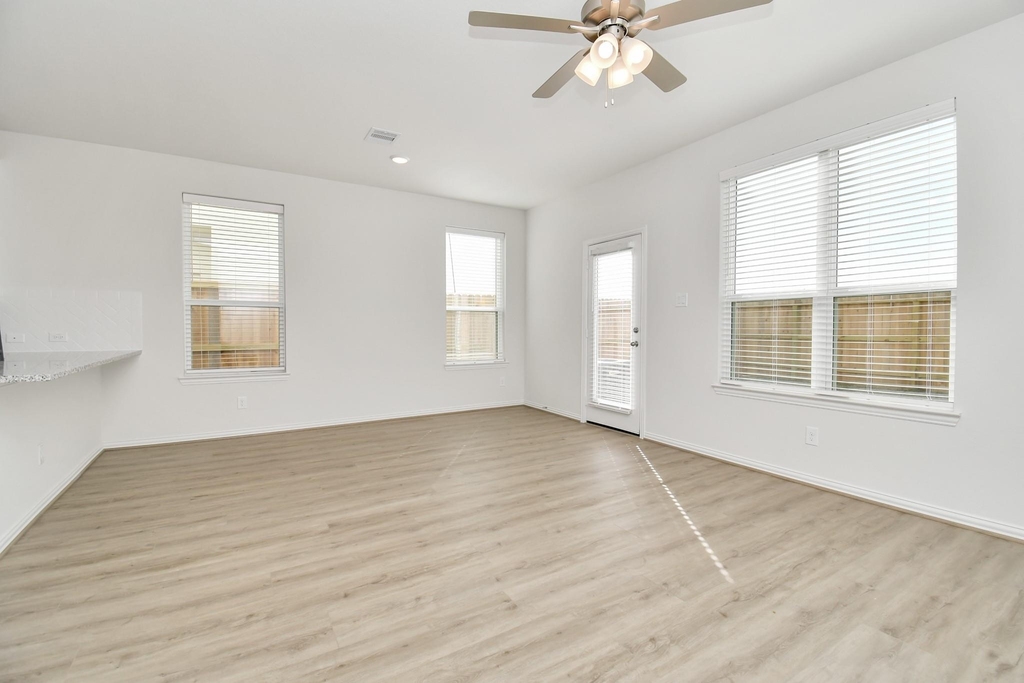 1534 Revolution Way - Photo 14