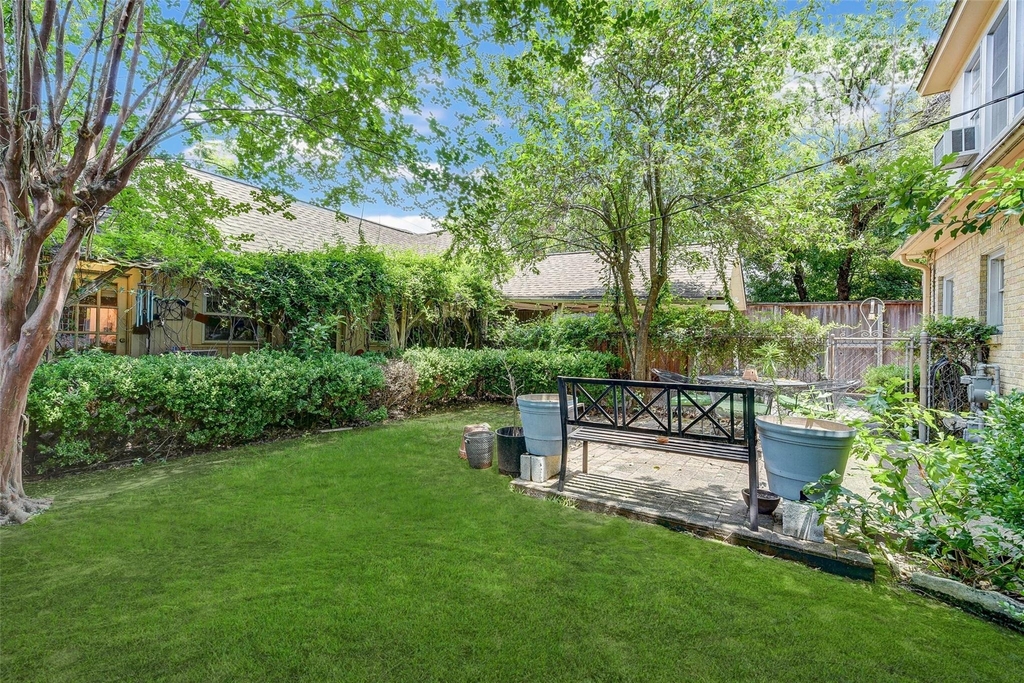 1748 Hawthorne Street - Photo 25