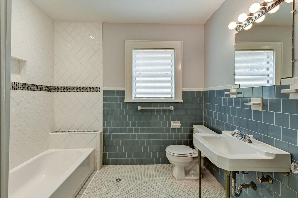 1748 Hawthorne Street - Photo 24