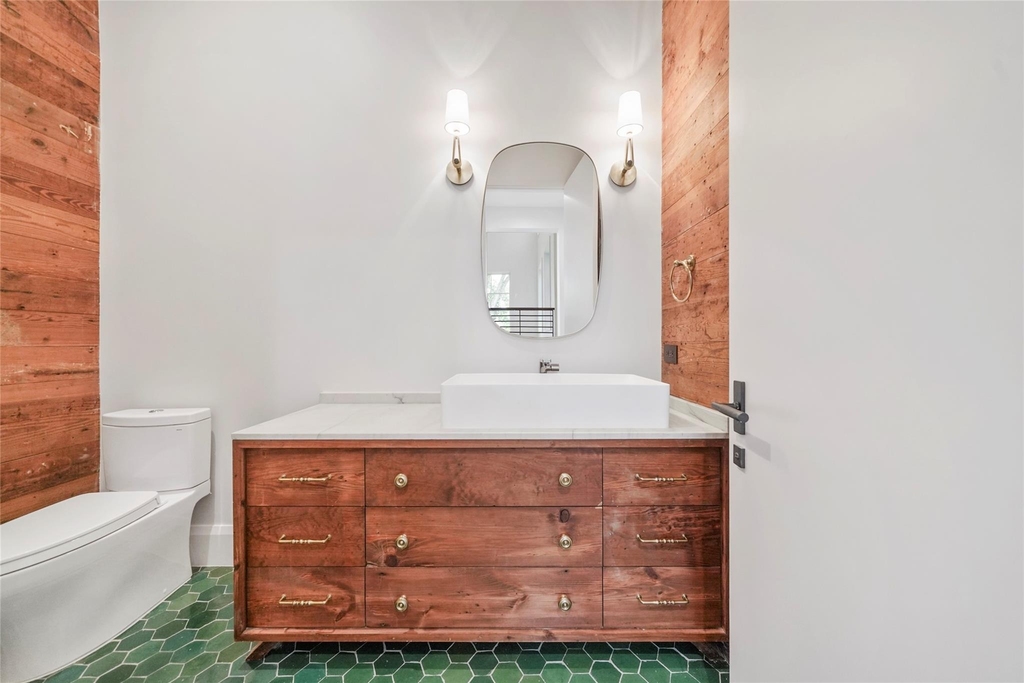 603 E 26th Street - Photo 8