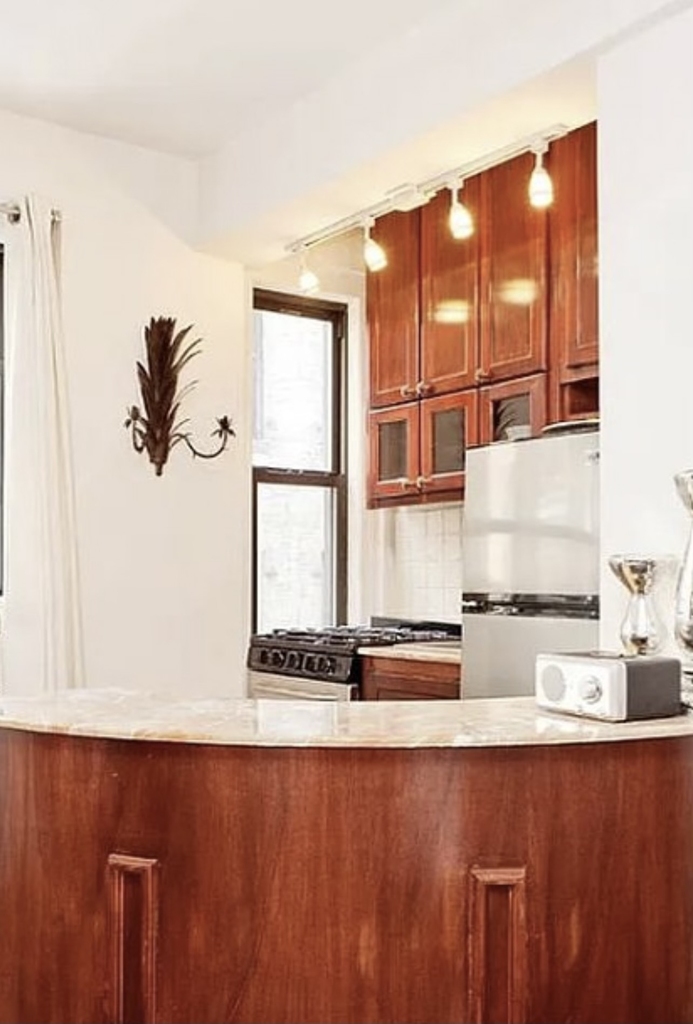 East 58th Street - Photo 1