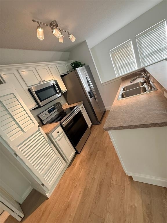 1005 Kestrel Court - Photo 2