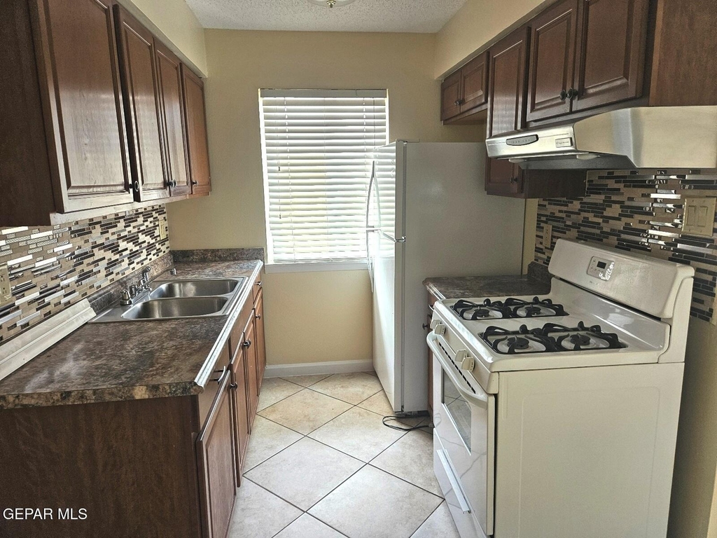 1601 N El Paso Street - Photo 2