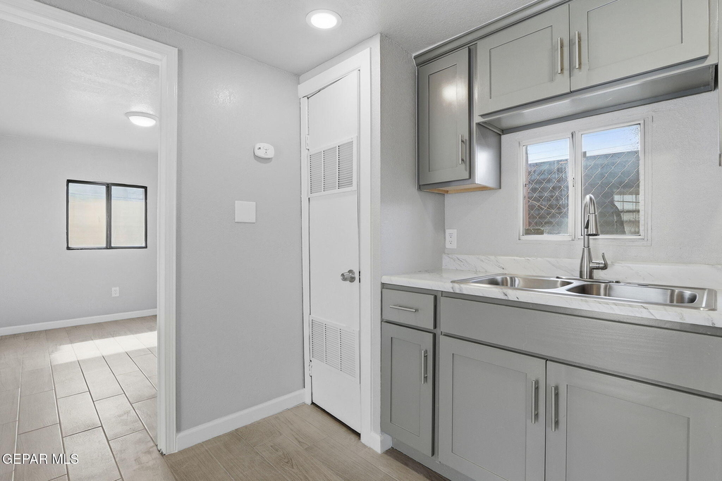 593 Myra Street - Photo 9
