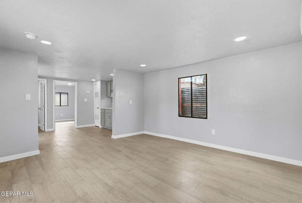 593 Myra Street - Photo 5