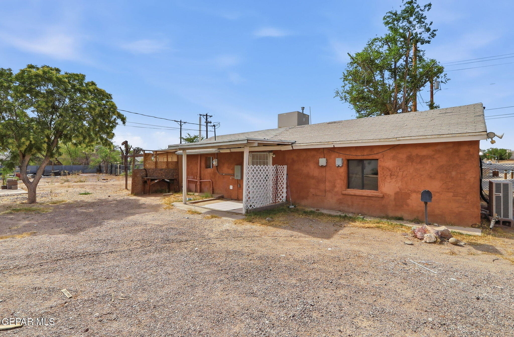 593 Myra Street - Photo 1