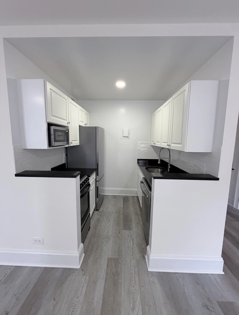 West 34th Street - Photo 15