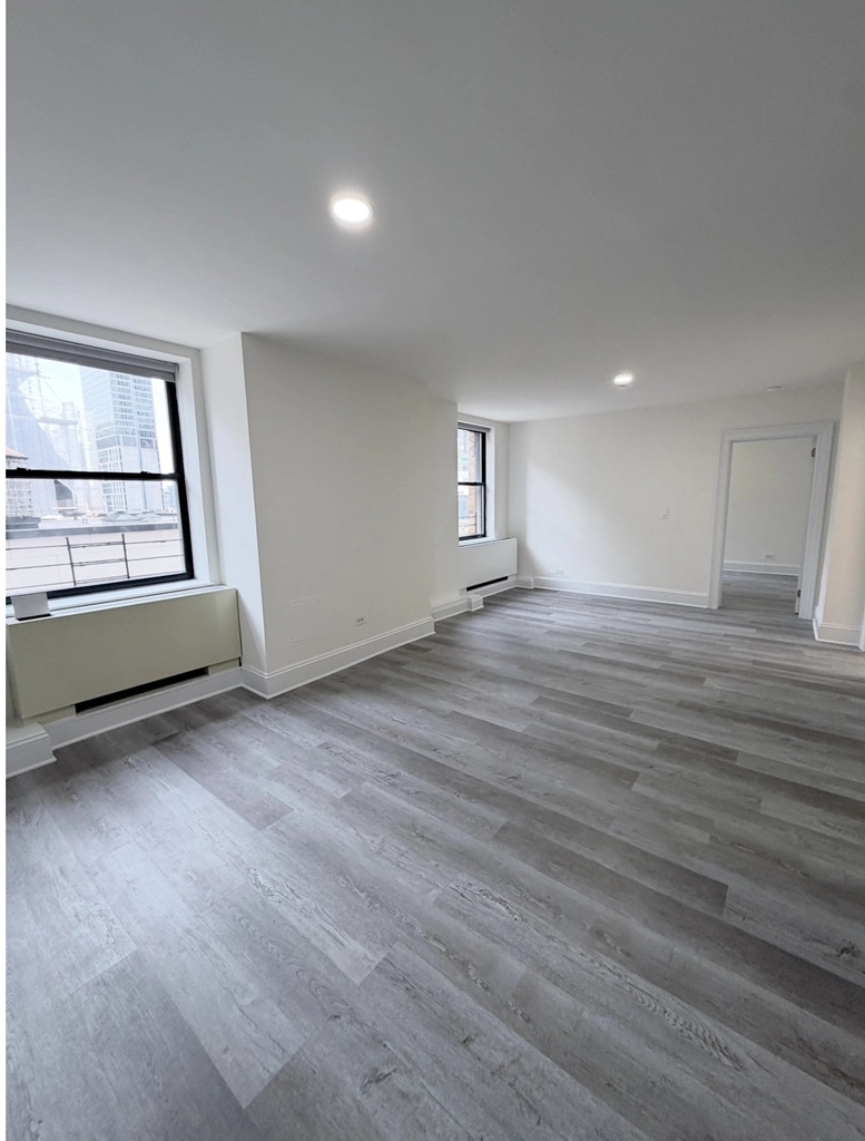 West 34th Street - Photo 1