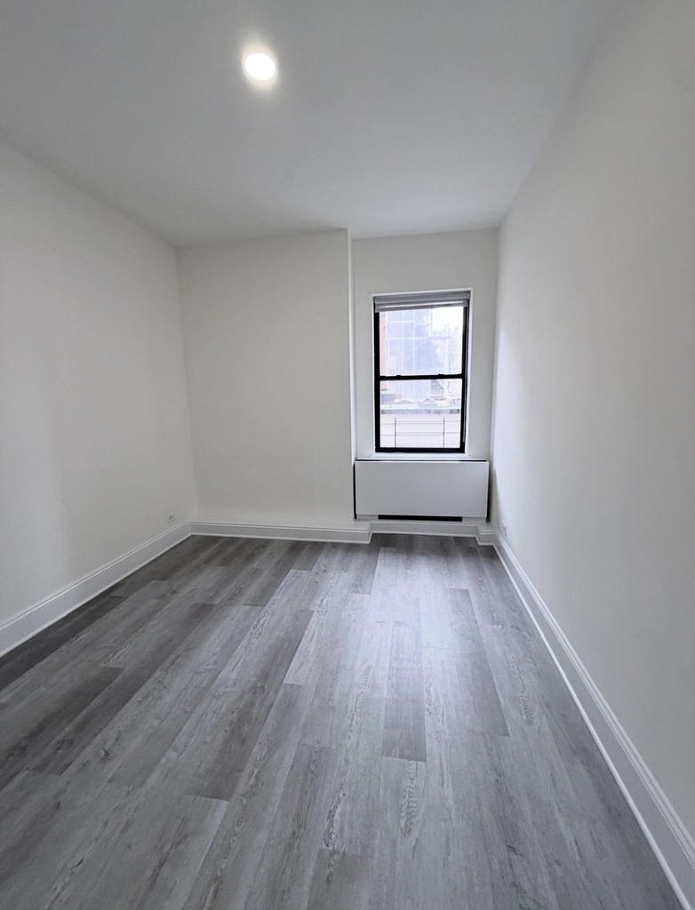 West 34th Street - Photo 8