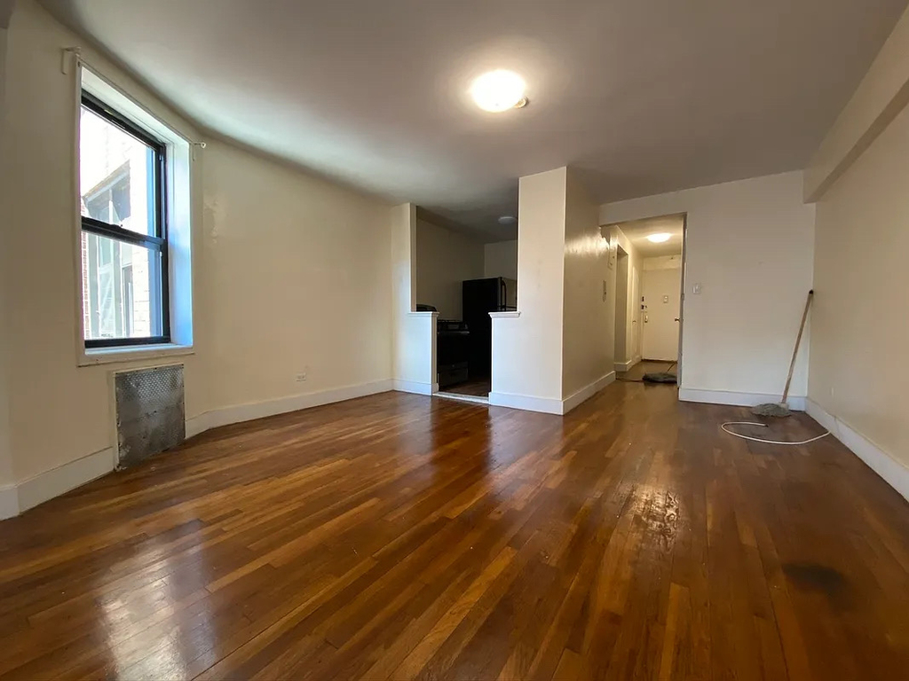 272 Clarkson Ave - Photo 2