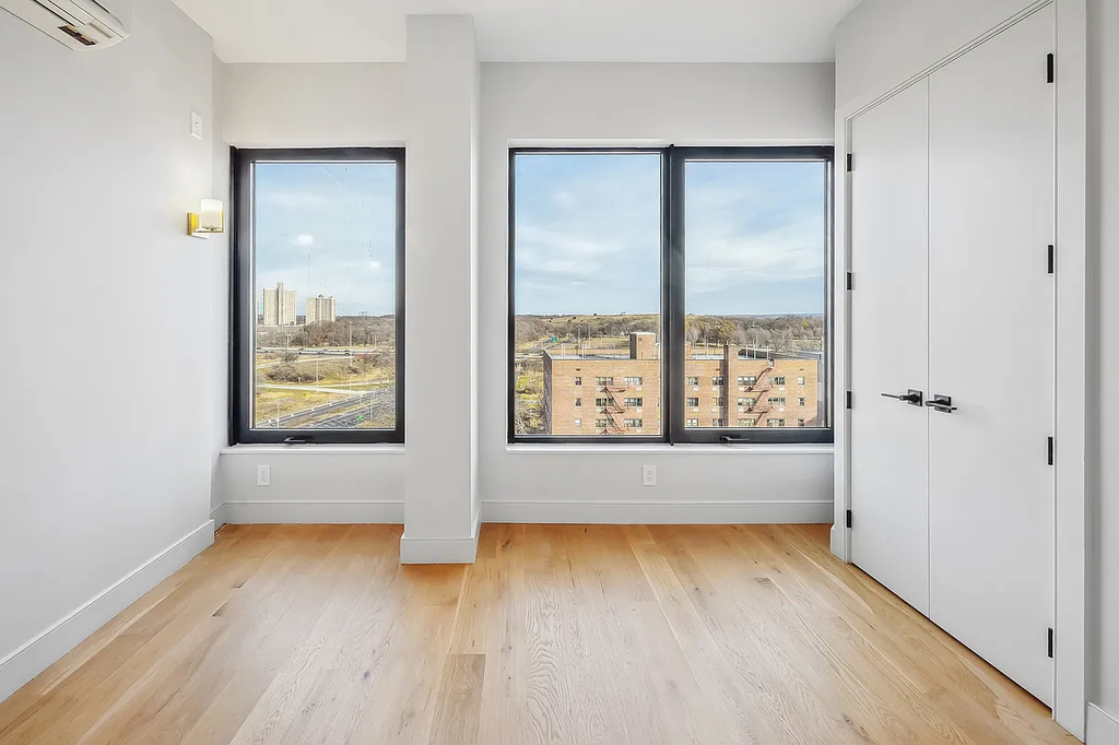 1890 Pelham Parkway South - Photo 3