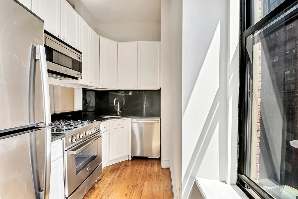 121 Madison Avenue - Photo 0