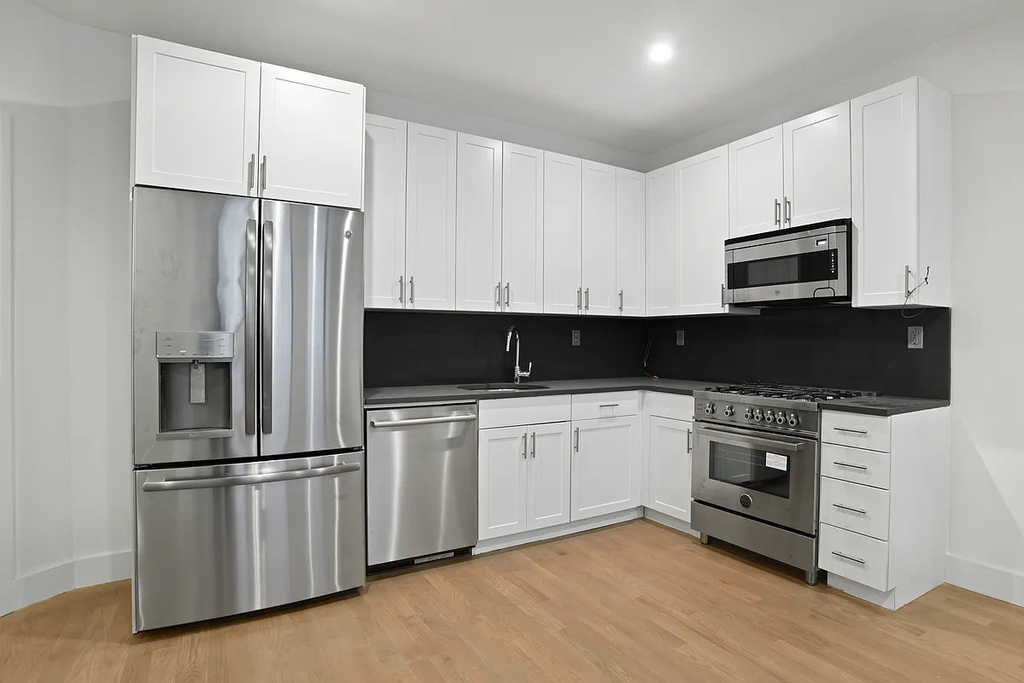 121 Madison Avenue - Photo 0