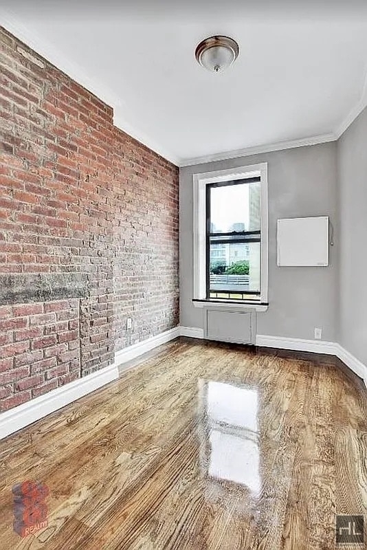 W 52nd - Photo 1