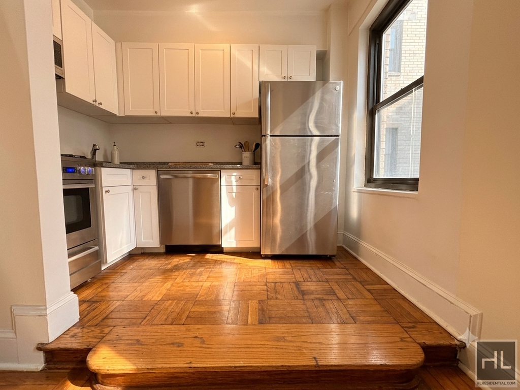 East 56 Street - Photo 1