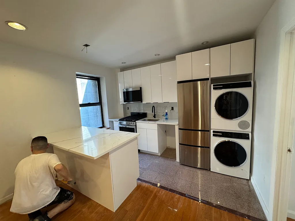 299 East 11th Street - Photo 4