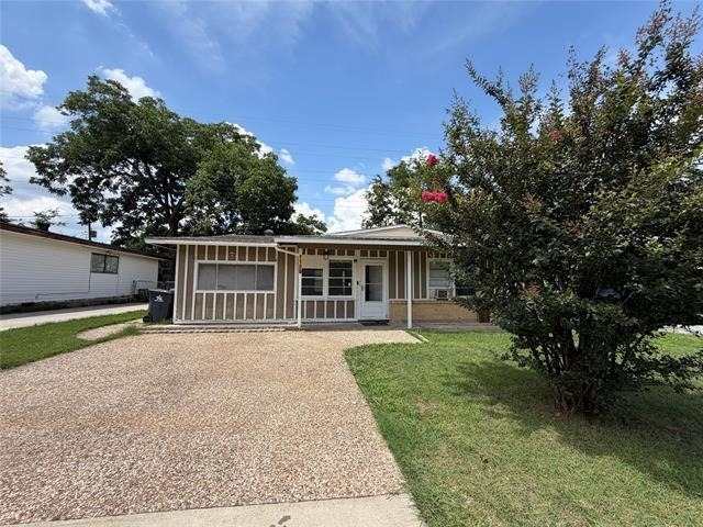 1109 E Inwood Drive - Photo 0