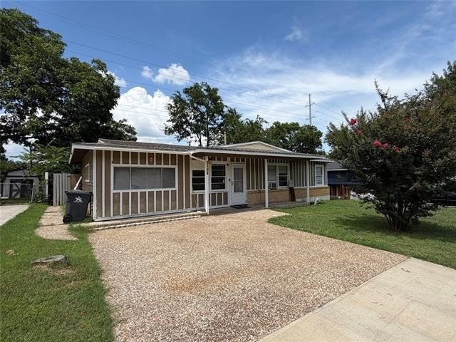 1109 E Inwood Drive - Photo 1