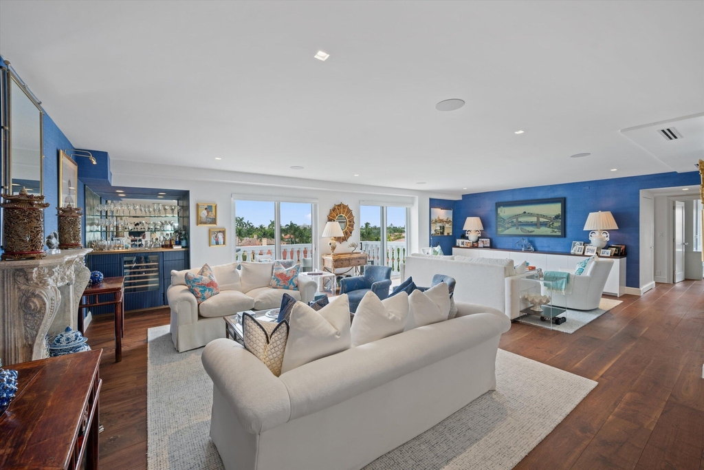 330 Cocoanut Row - Photo 0