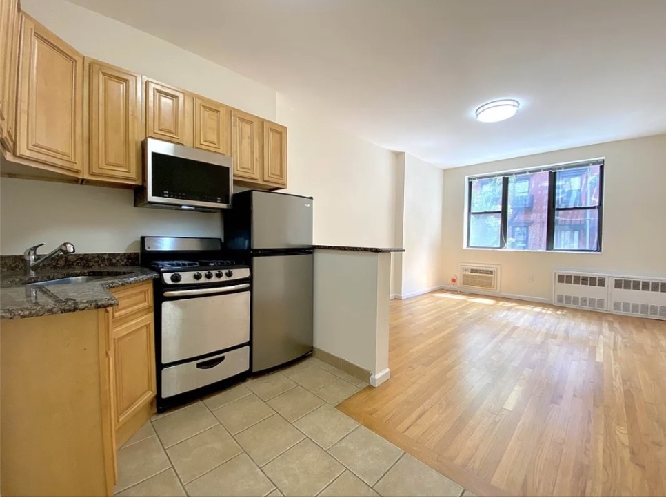 East 10th Street - Photo 2