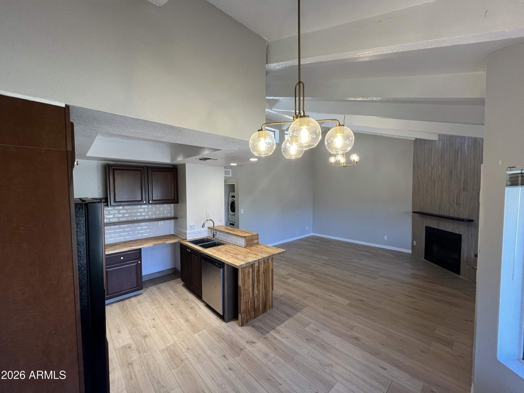 1017 E Maryland Avenue - Photo 2