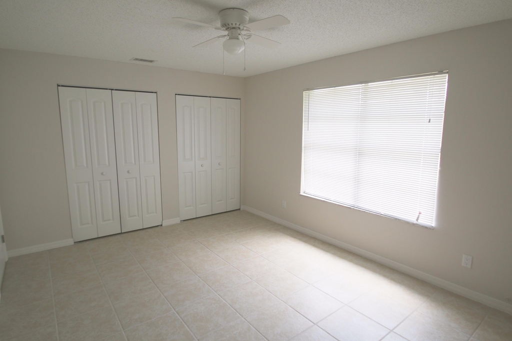 1137 Sw Estaugh Avenue - Photo 3