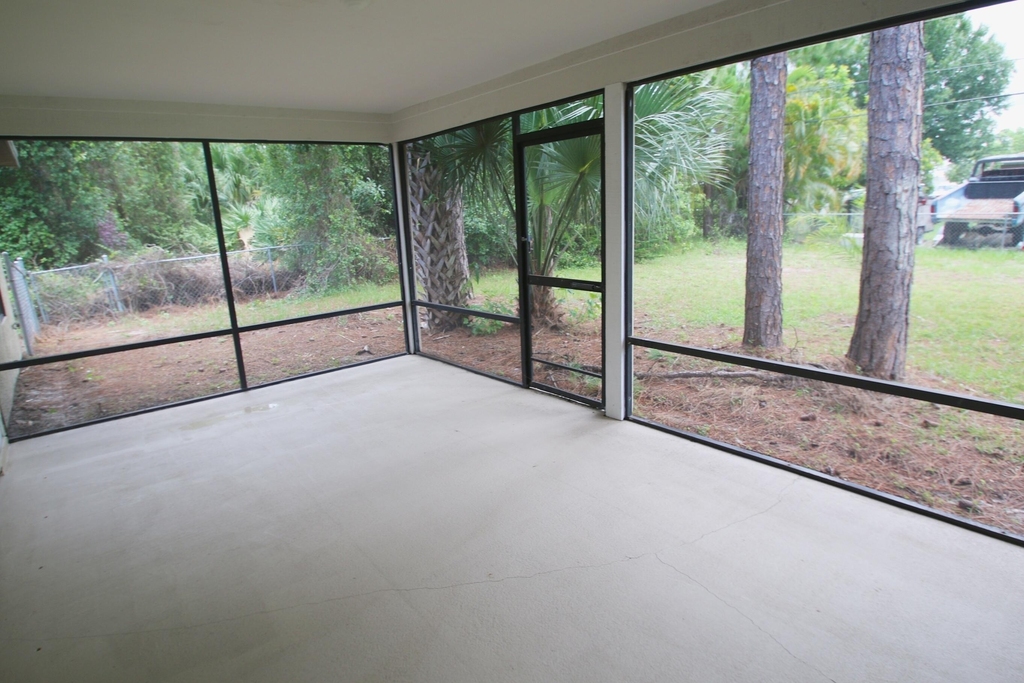 1137 Sw Estaugh Avenue - Photo 2