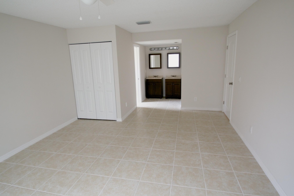 1137 Sw Estaugh Avenue - Photo 4