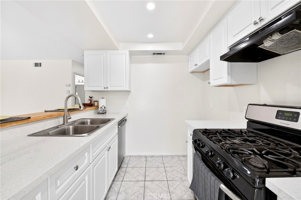 2324 Lillyvale Avenue - Photo 3