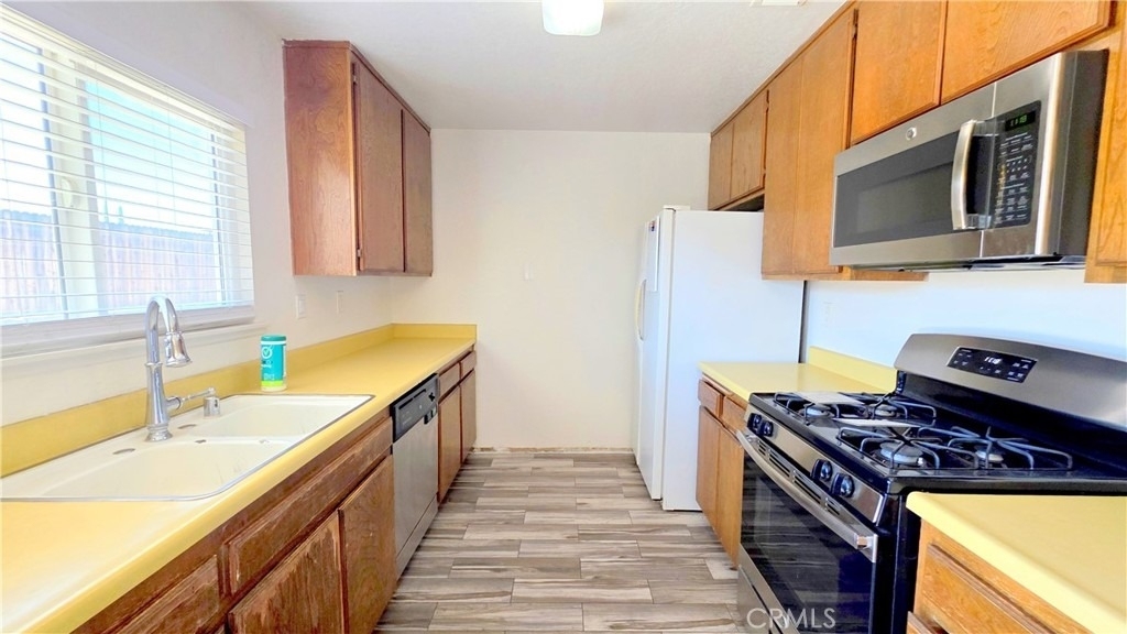 1546 Clock Avenue - Photo 5