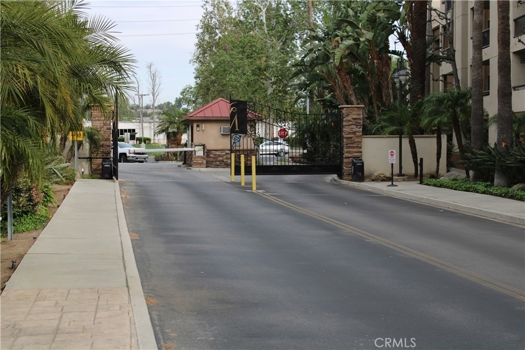 21520 Burbank - Photo 13
