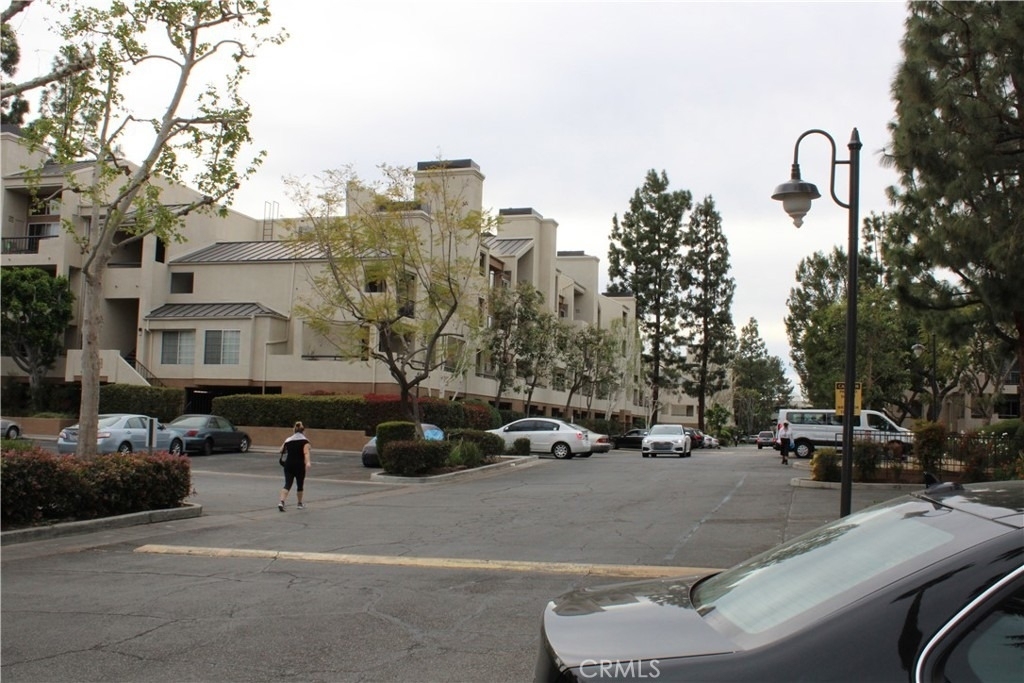 21520 Burbank - Photo 4
