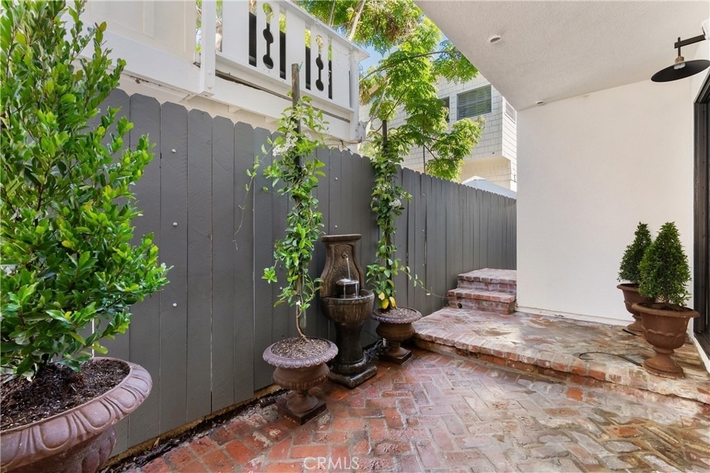 617 1/2 Acacia Avenue - Photo 1