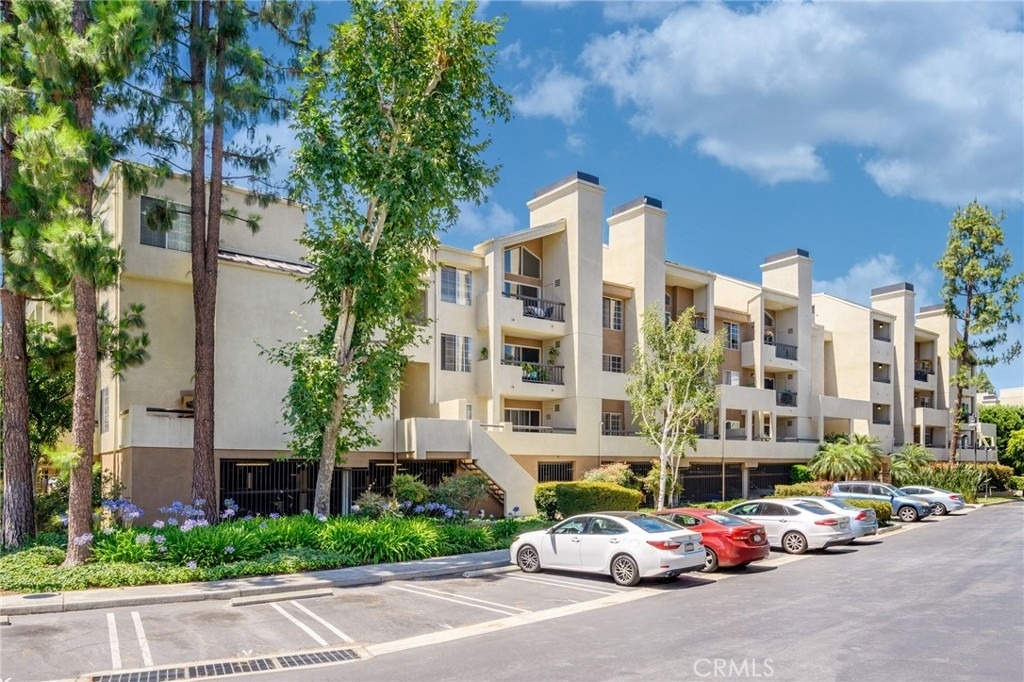 5565 Canoga Avenue - Photo 1