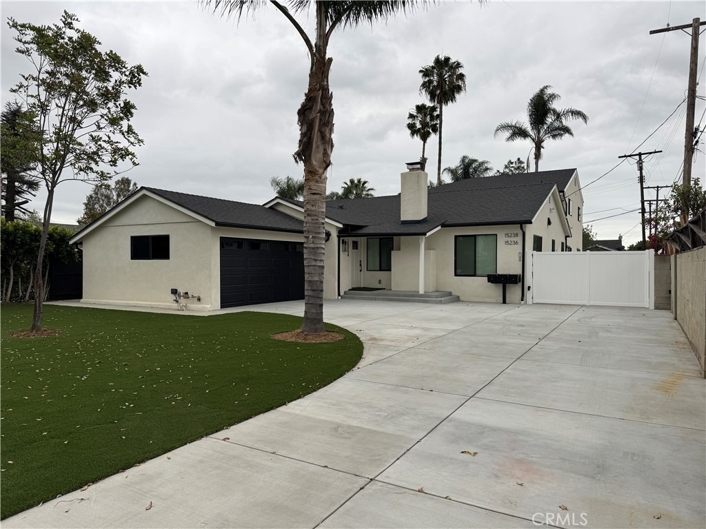 15236 Kingsbury Street - Photo 0