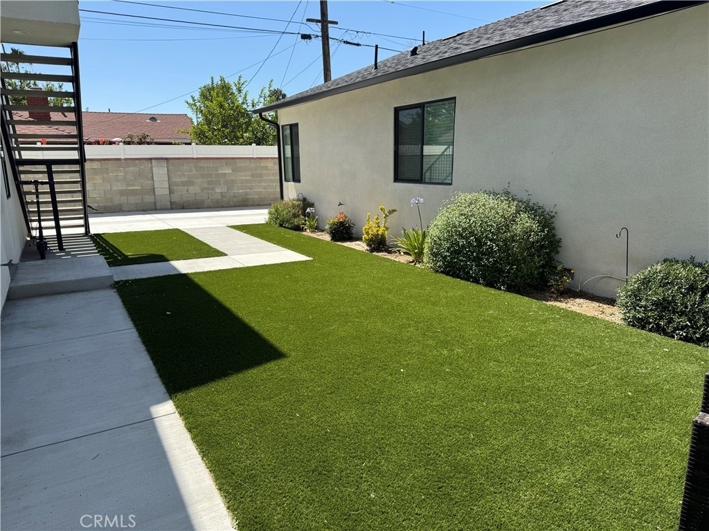 15236 Kingsbury Street - Photo 1