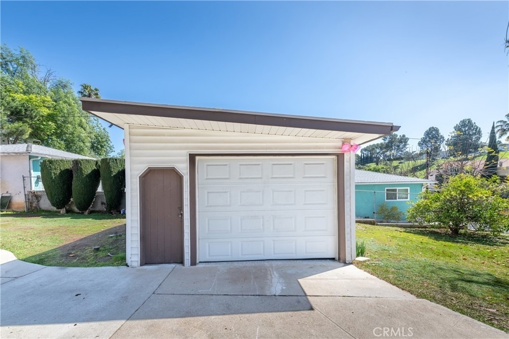 3757 York - Photo 23