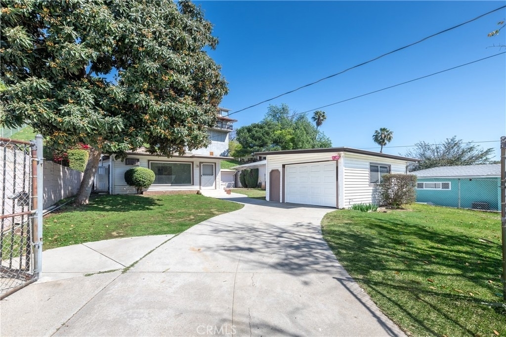 3757 York - Photo 1