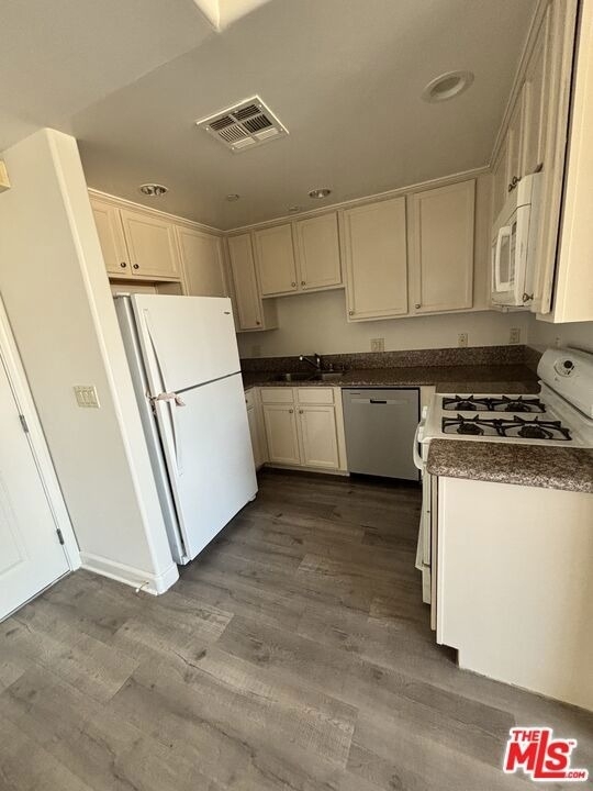 1412 S Sherbourne Drive - Photo 2