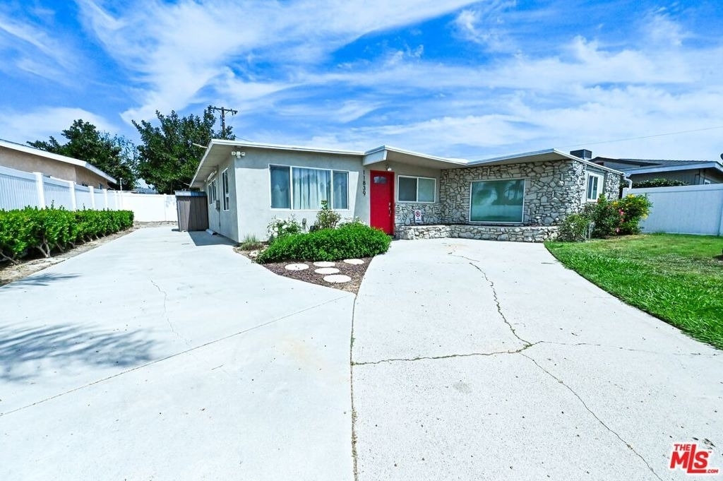 11839 205th Street - Photo 0