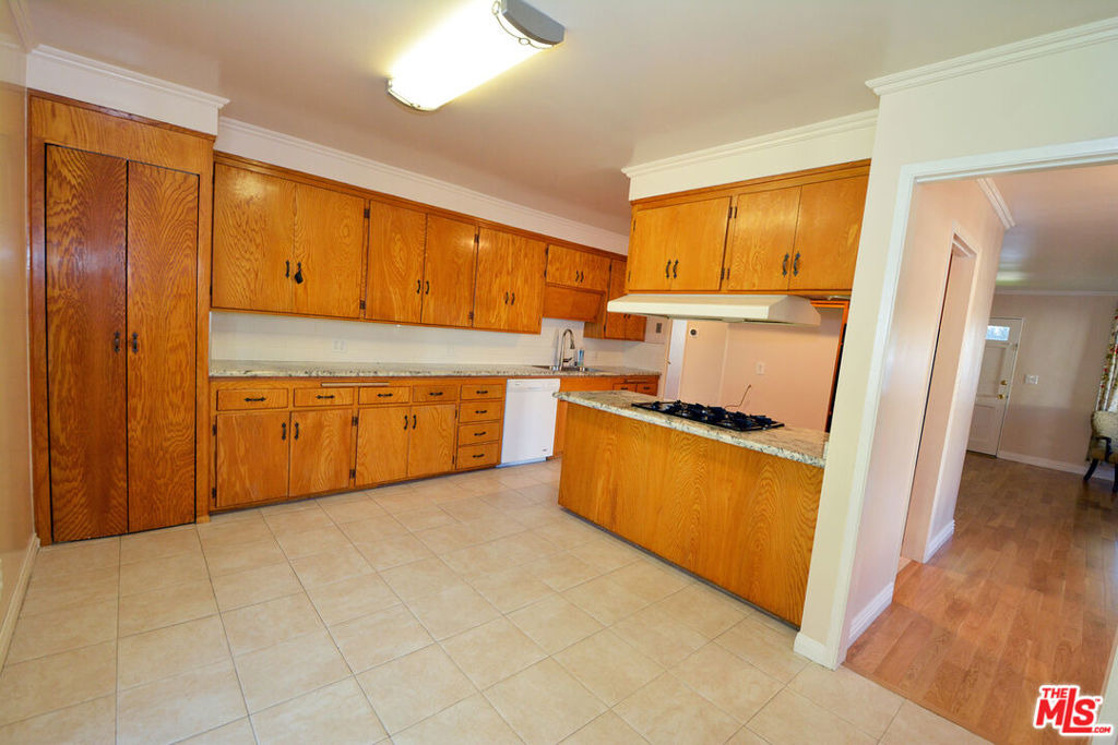 12944 Haynes Street - Photo 8