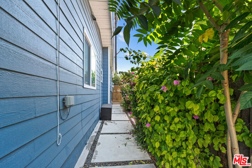 406 N Benton Way - Photo 3